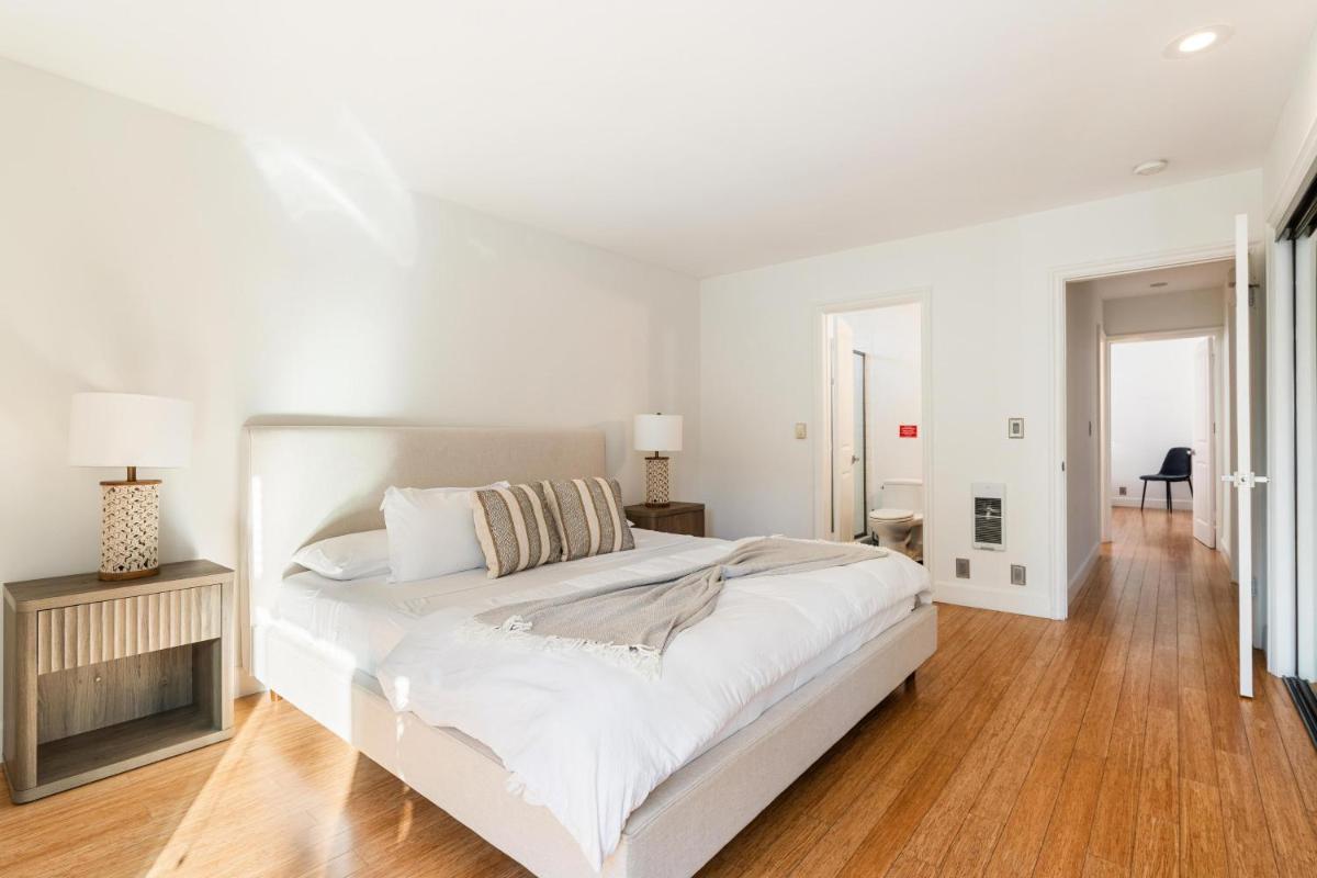 Image 6 of Beachfront Bliss Spacious 2BR Apt In Santa Monica
