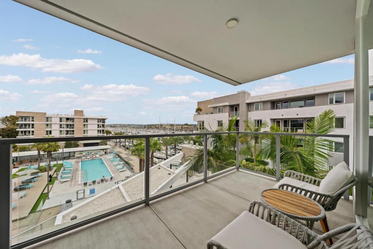 Blue Marlin 3BR Retreat With Marina View Pool