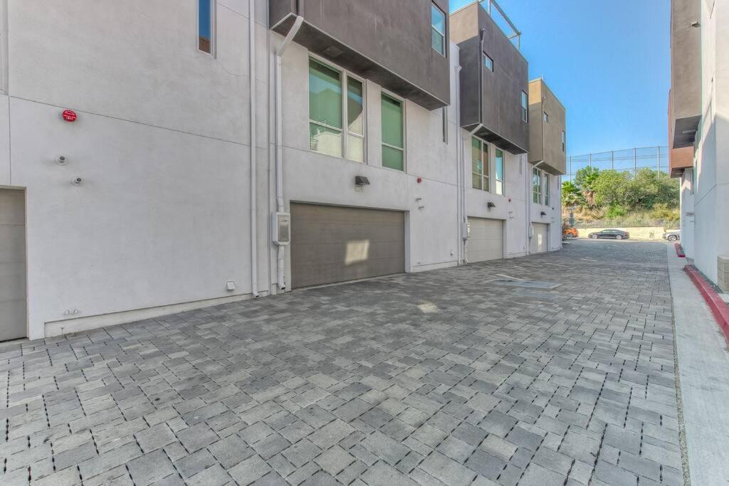 Chic Silver Lake Oasis with Private Rooftop, Breathtaking Panoramic DTLA Views & Private Garage