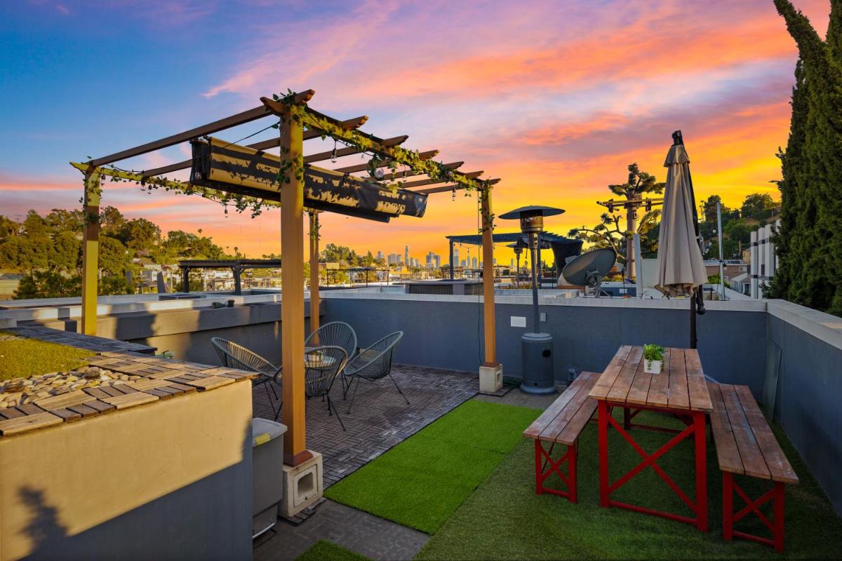 Chic Silver Lake Oasis with Private Rooftop, Breathtaking Panoramic DTLA Views & Private Garage