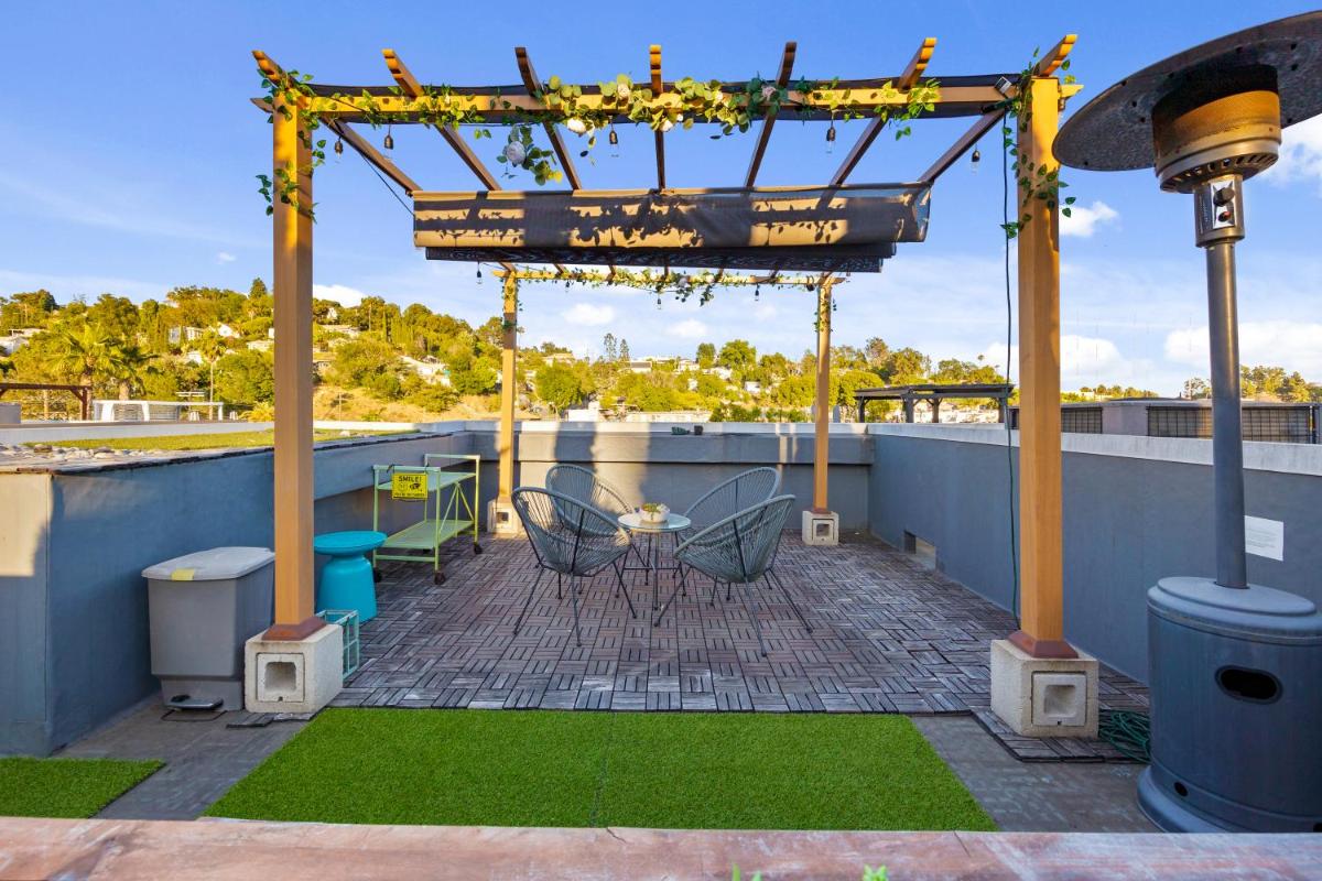 Chic Silver Lake Oasis with Private Rooftop, Breathtaking Panoramic DTLA Views & Private Garage