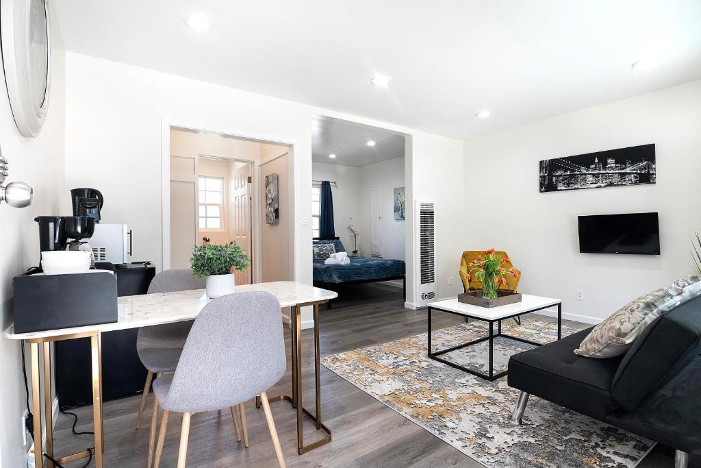 Chic Studio Sleeps 4 Beverly Hills Adj