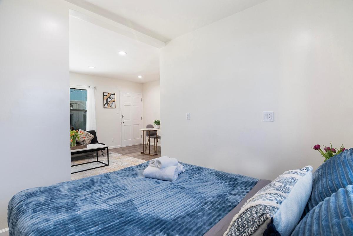 Chic Studio Sleeps 4 Beverly Hills Adj