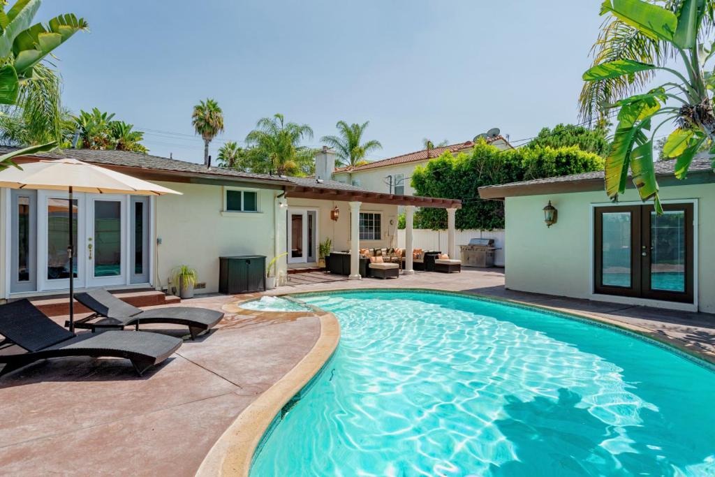 Cozy Home with Pool and Jacuzzi Minutes from Universal Studios