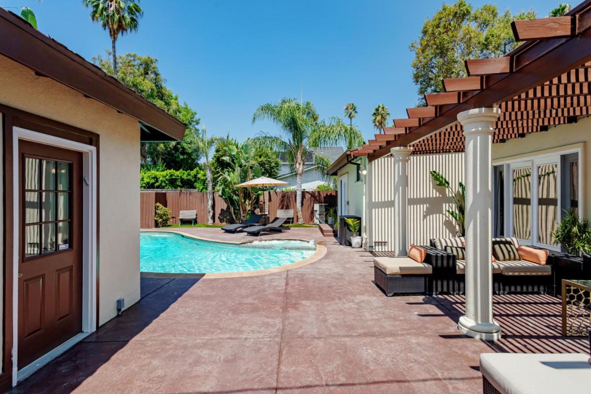 Cozy Home with Pool and Jacuzzi Minutes from Universal Studios