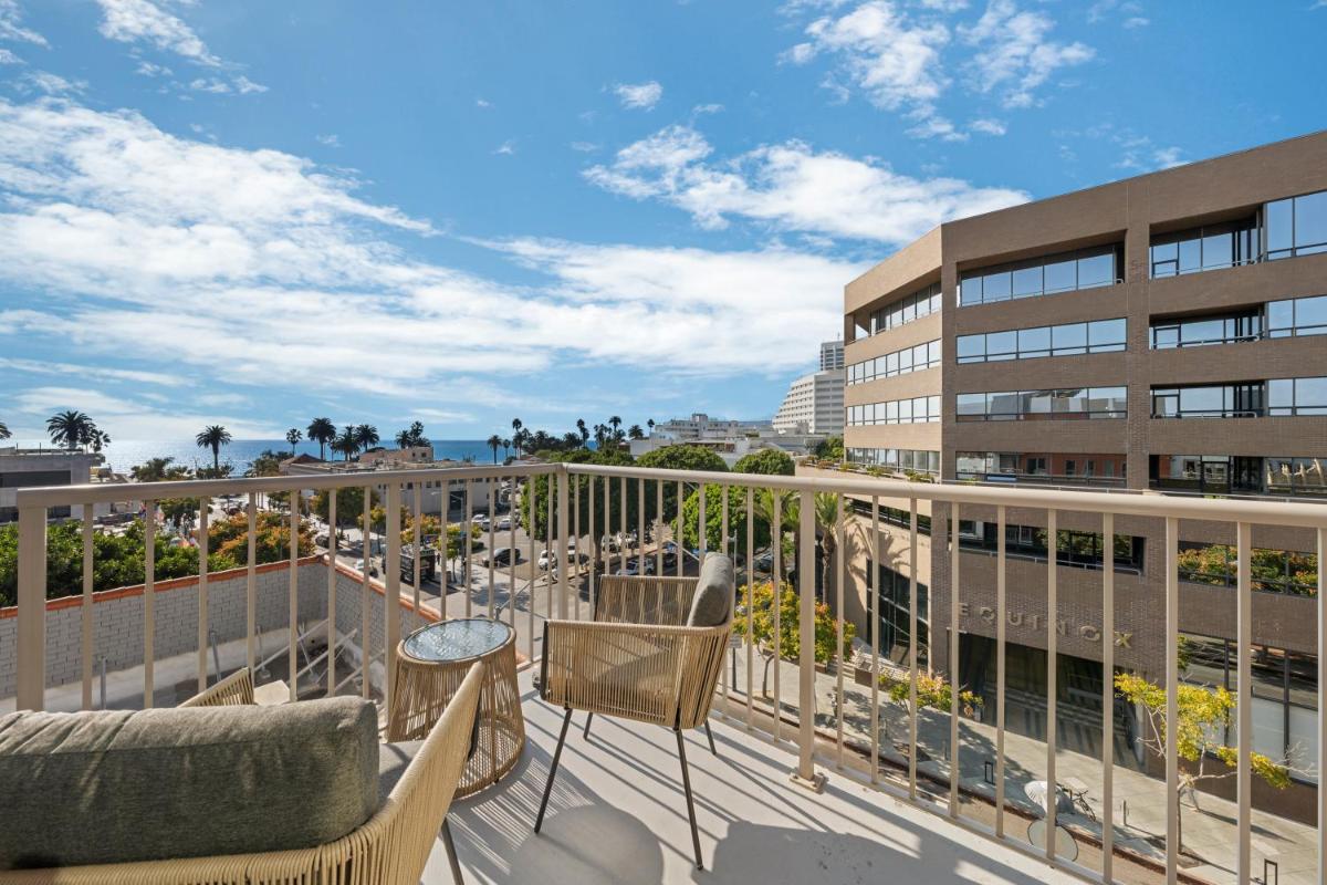 Downtown Santa Monica Top Floor Ocean View 2BR/2BA