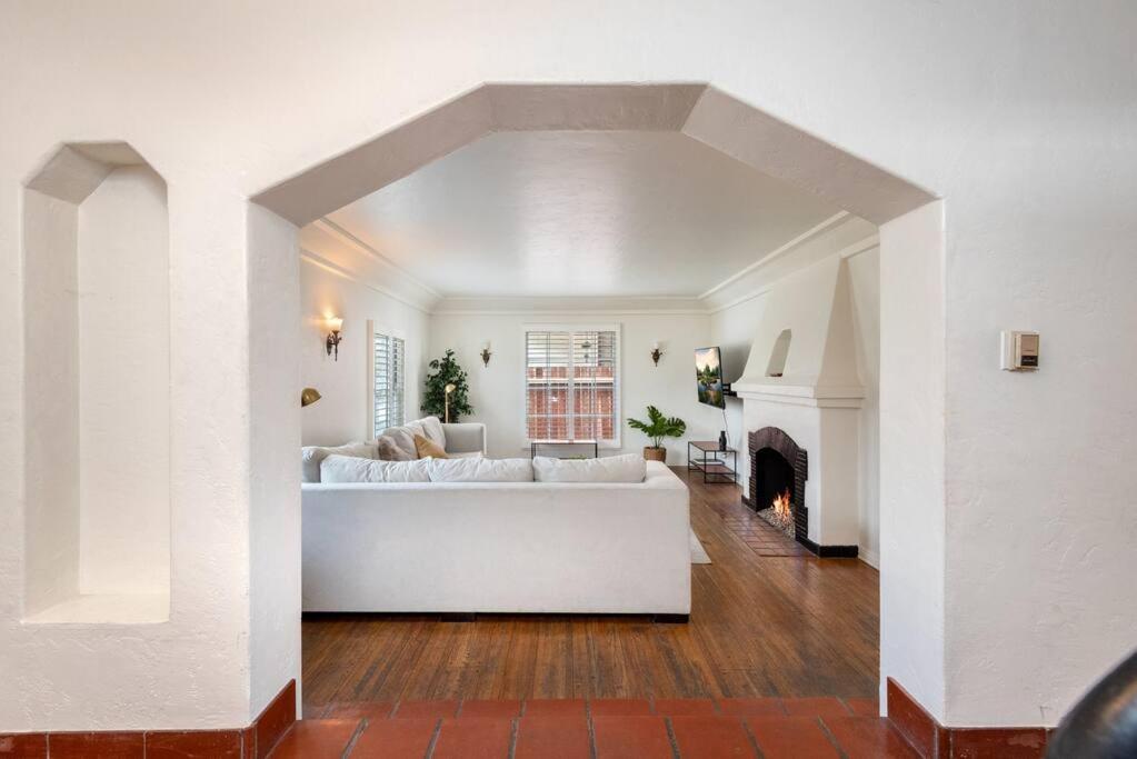 Image 7 of Exclusive 5BR House Central LA Ideal for Group