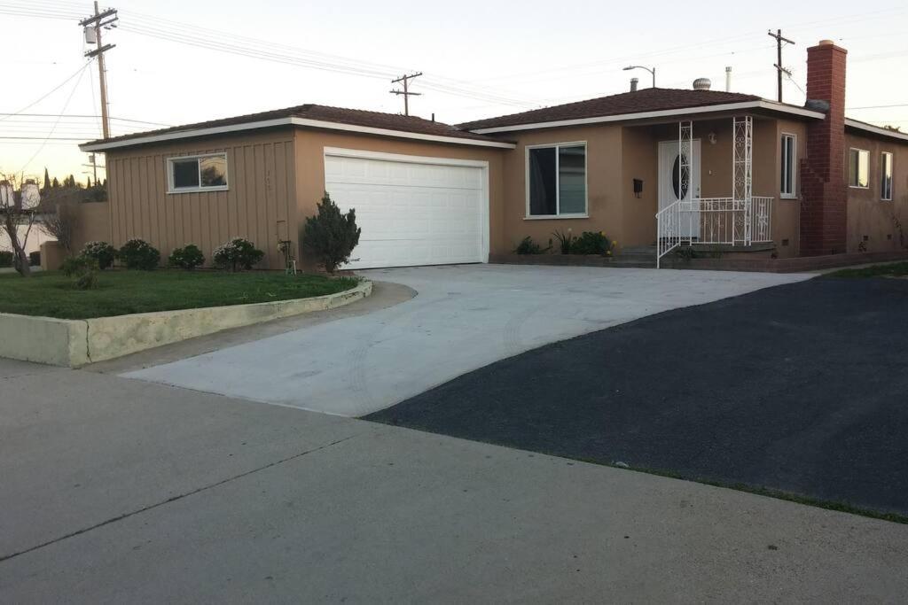 Family getaway 3 BR 2 Bath home in Lomita, CA.