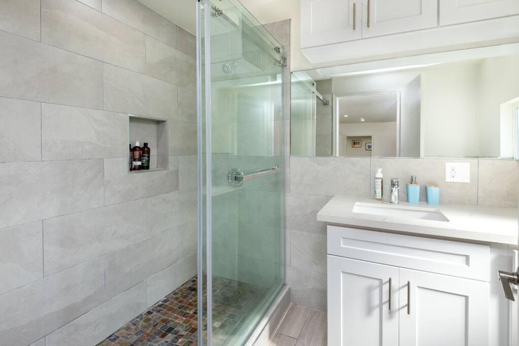 Hollywood Glamour: 2BR Home w/ Sparkling Jacuzzi