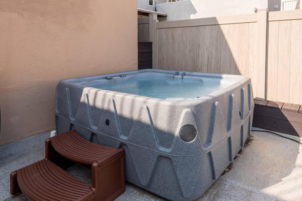 Hollywood Glamour: 2BR Home w/ Sparkling Jacuzzi