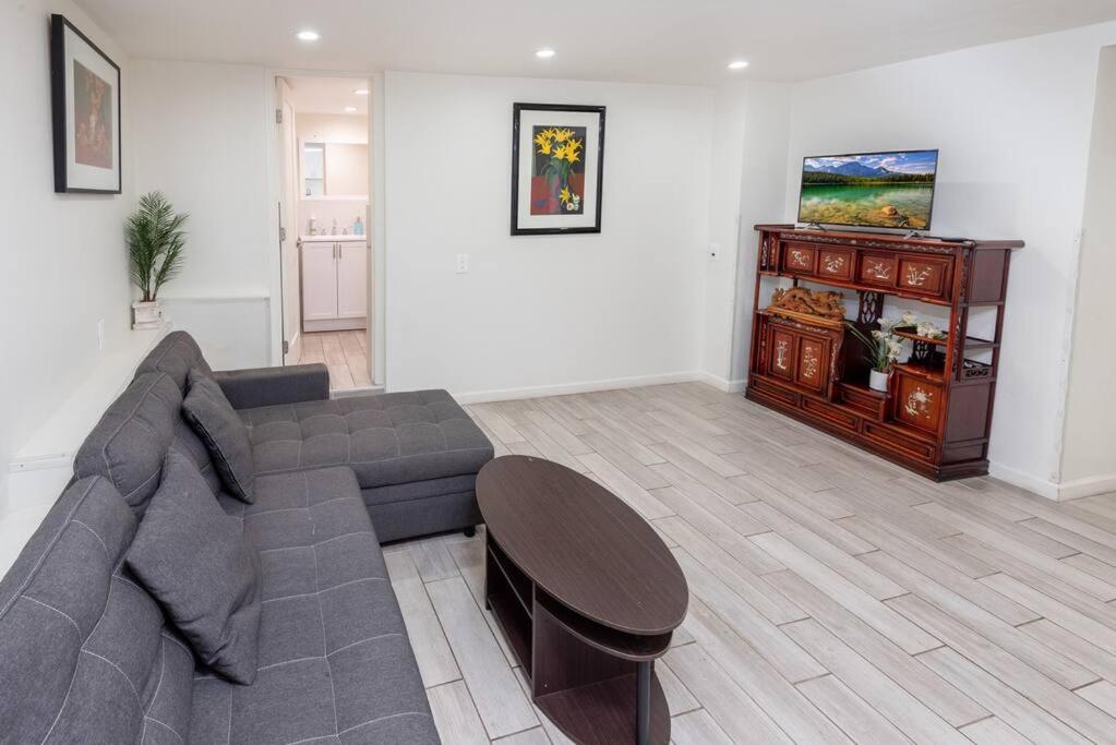 Hollywood Glamour: 2BR Home w/ Sparkling Jacuzzi