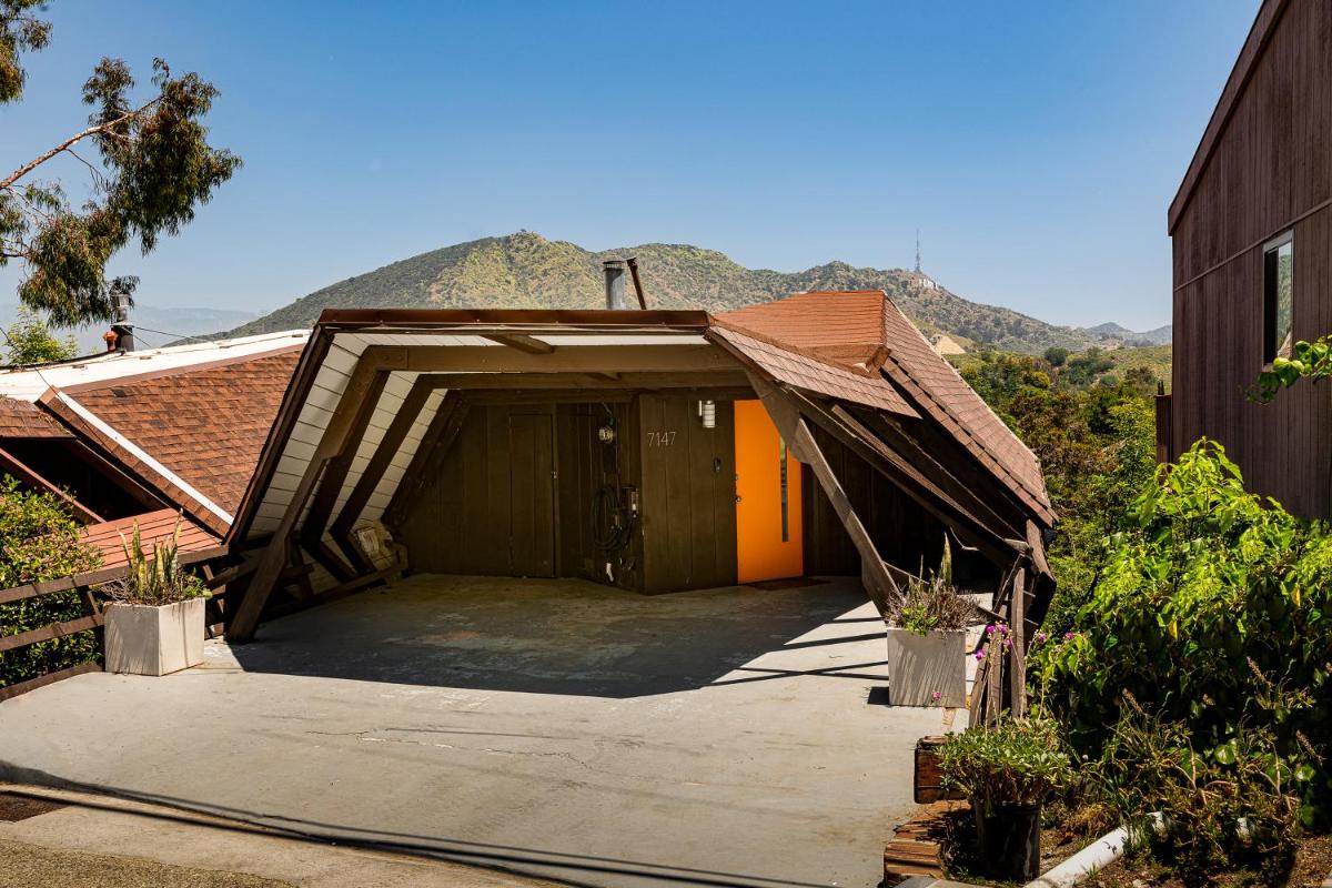 Iconic Gesner Boat House Wview Of Hollywood Sign