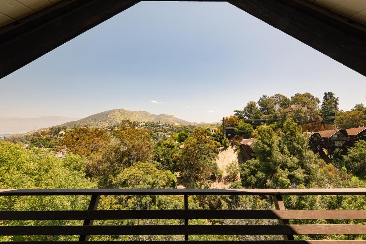 Iconic Gesner Boat House Wview Of Hollywood Sign