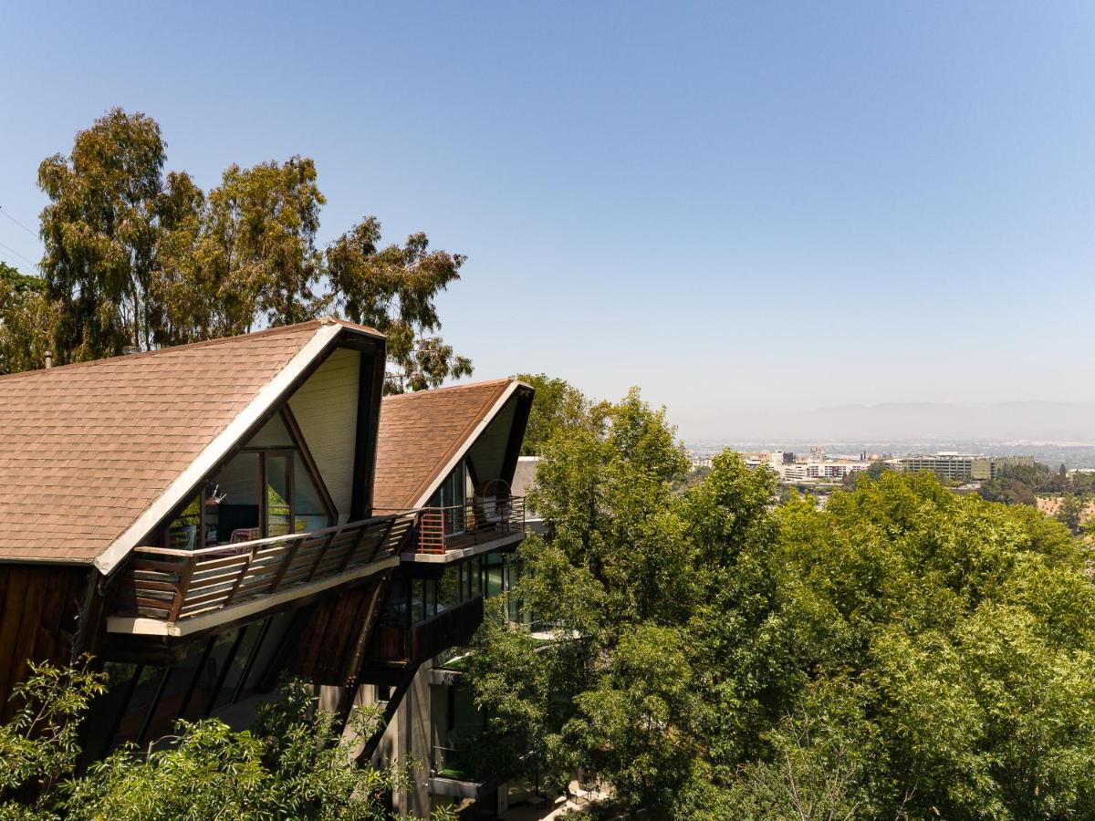 Iconic Gesner Boat House Wview Of Hollywood Sign