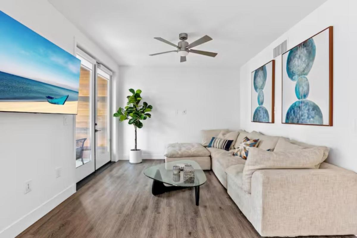 Luxurious 2-Bedroom 2-Bath Unit with Marina Views