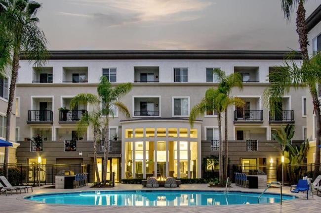 Marina Del Rey’s Grand 2/2 Suite Pool View