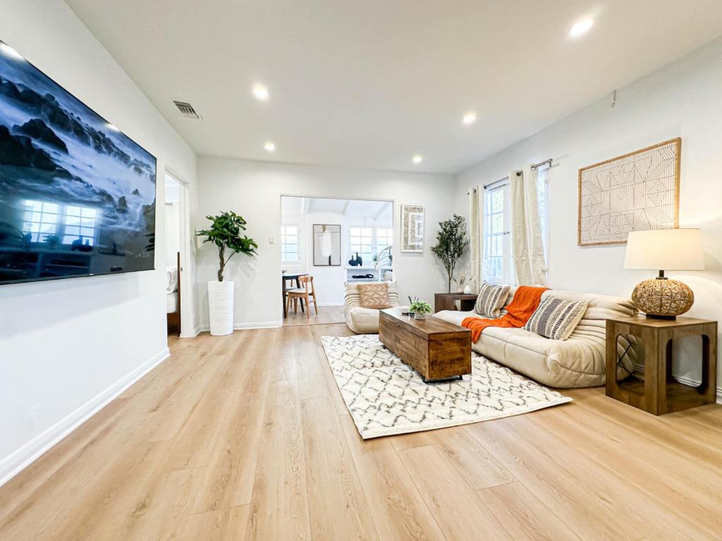 Modern 2-Bedroom Gem Close to Beverly Hills – DOH2