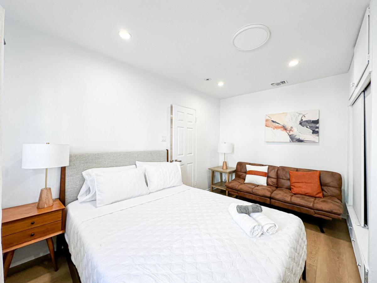 Modern 2-Bedroom Gem Close to Beverly Hills – DOH2