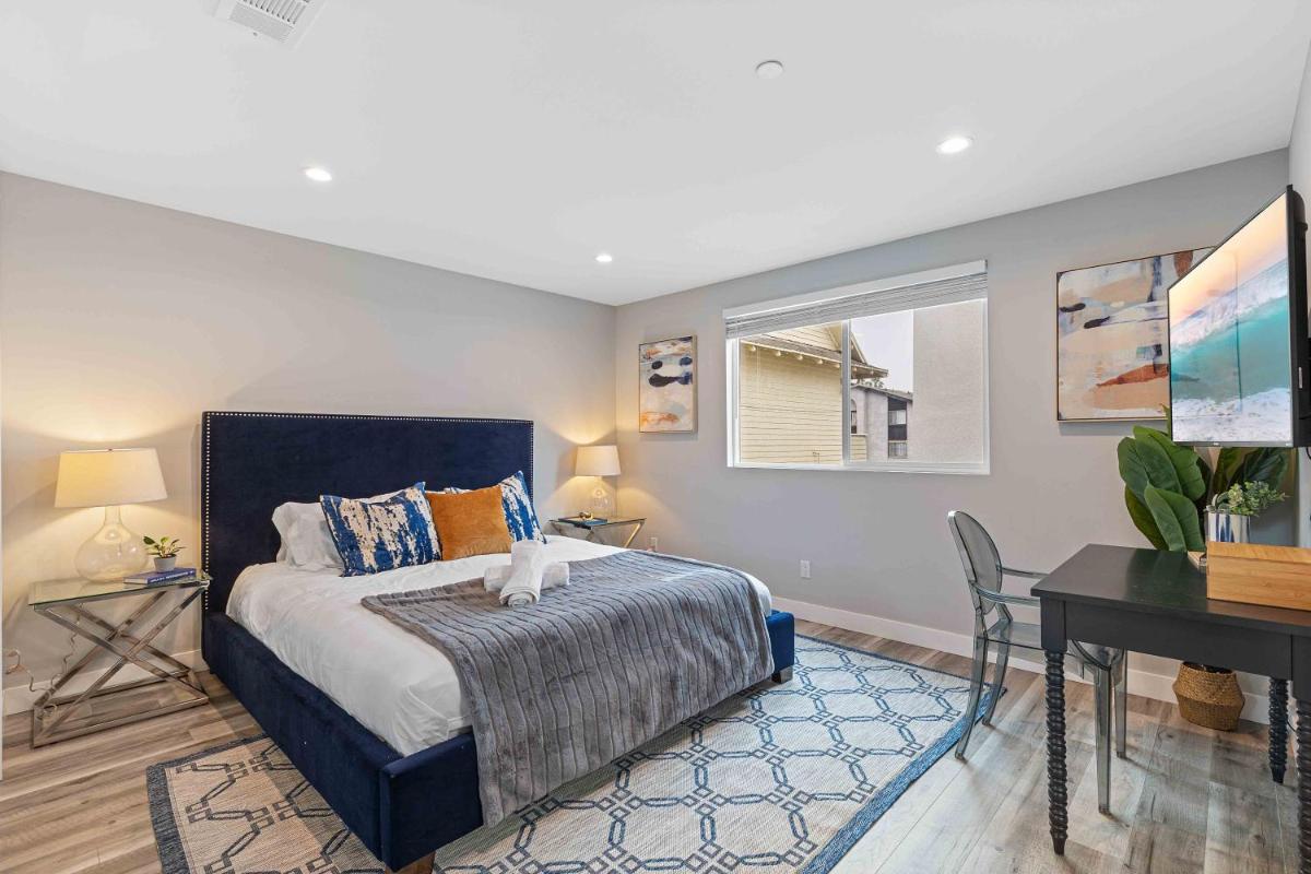 Image 2 of Modern City Comfort 4BR Apt in Prime Location