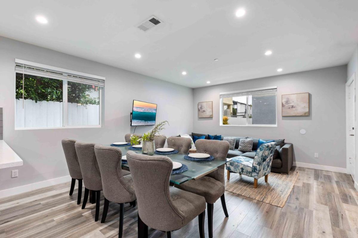 Image 4 of Modern City Comfort 4BR Apt in Prime Location