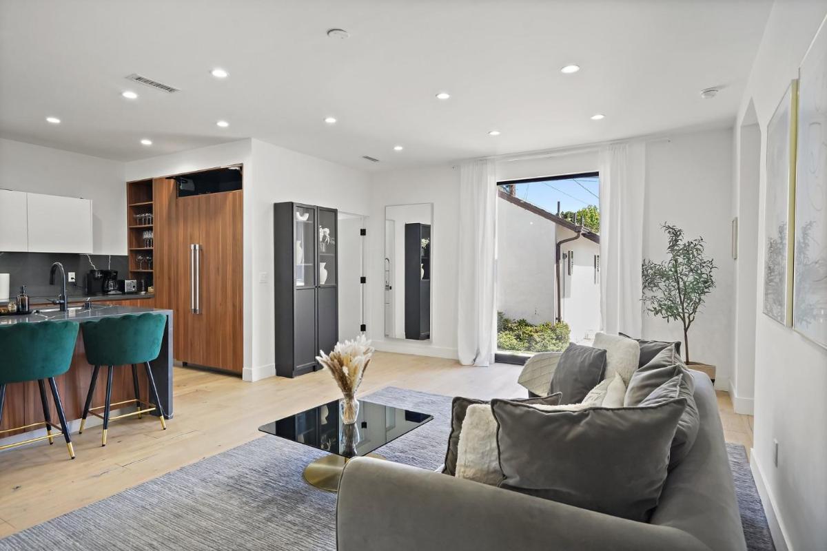 Modern Luxurious Dream Home Mar Vista, 4BDRMs, 4Baths, Kid & Pet Friendly, 10min to the beach!!