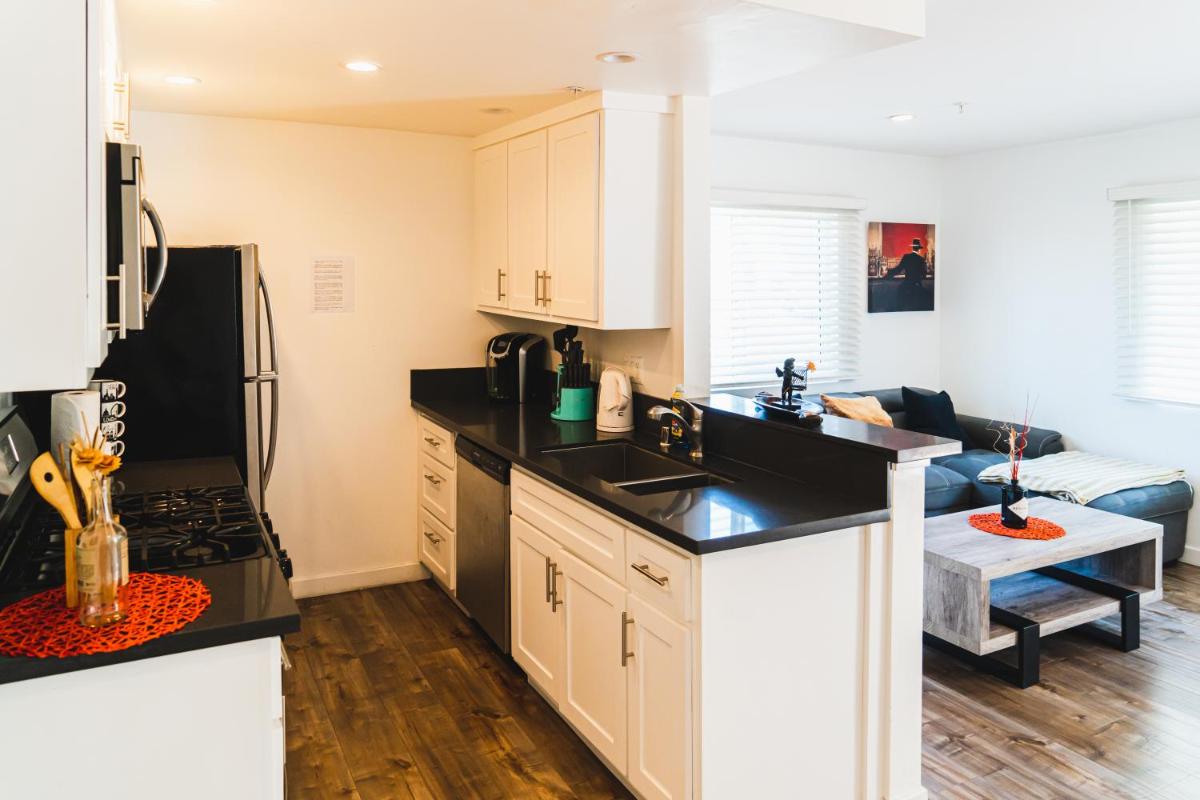 Modern Remodeled 1-Bedroom Close to Hollywood walk of fame with parking