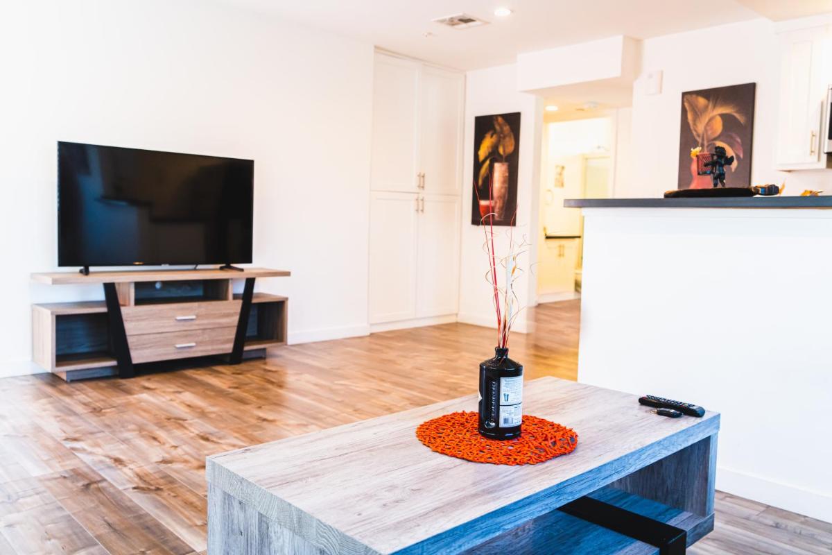 Modern Remodeled 1-Bedroom Close to Hollywood walk of fame with parking