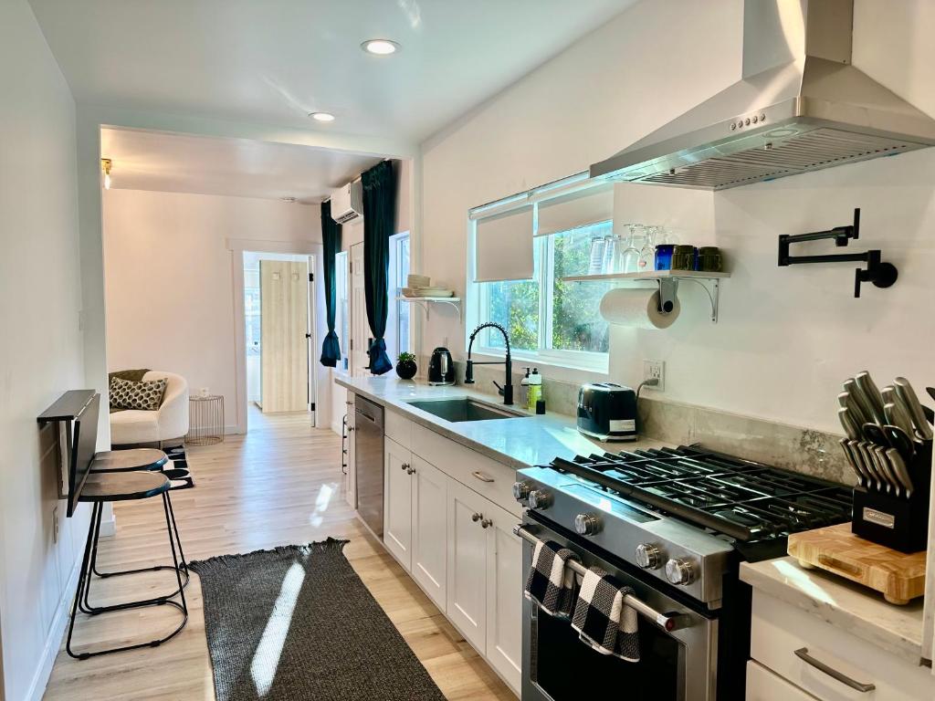 Modern, Remodeled Echo Park House-Walk to Sunset Blvd, Dodgers Stadium, Shops, Bars, Restaurants, Lake, Concerts