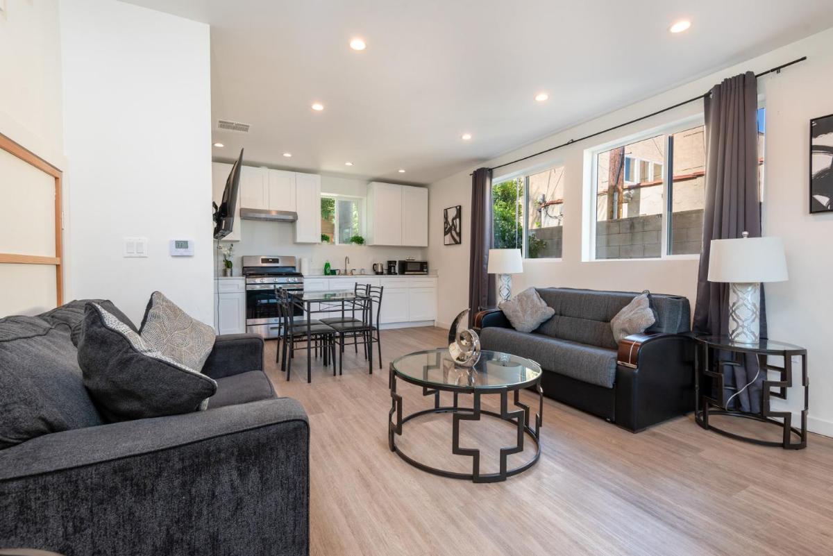 Modern and Spacious Home Near LA Attractions Sleeps 10