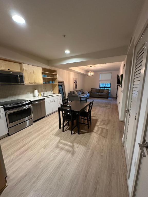 NOHO 1BR w Parking