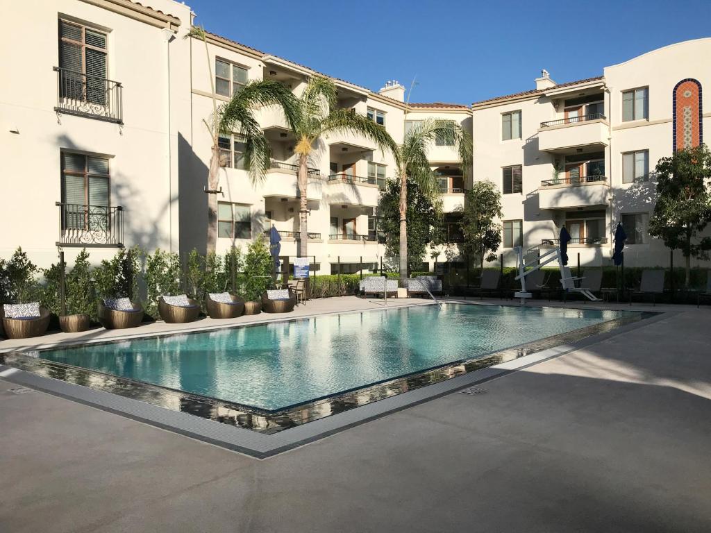 Perfect Apt near UCLA w Parking Gym Pool WIFI in Westwood B3