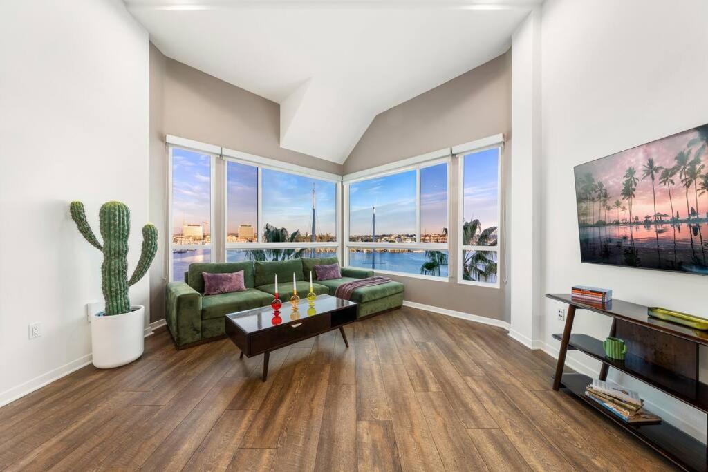 Skyline Oasis: Luxe 3-Floor Waterfront Penthouse