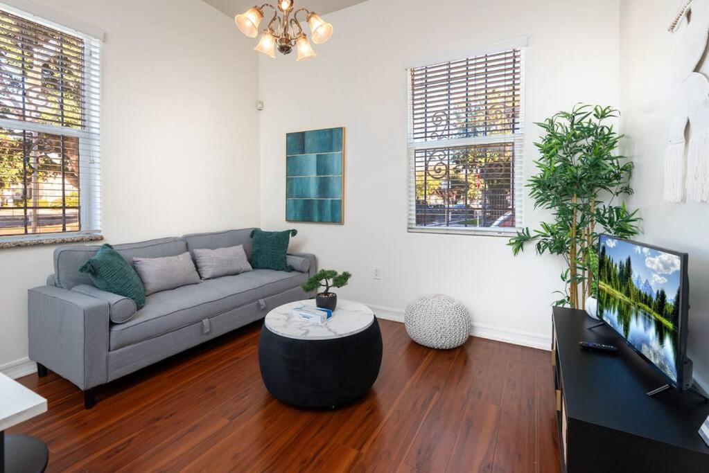 Sleek & Upscale: Premier 1-BR Apartment in LA!