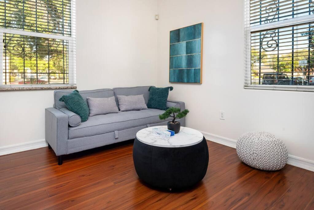 Sleek & Upscale: Premier 1-BR Apartment in LA!