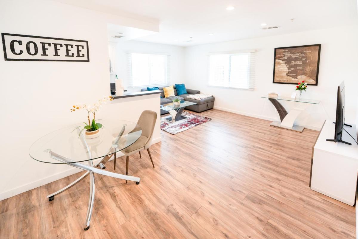 Sleeps 4 Modern Furnished with Free Parking in Koreatown