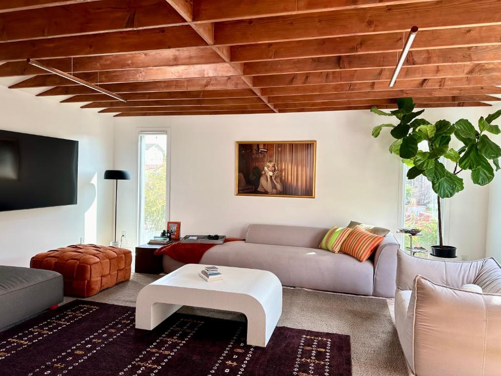 Spacious Resort Getaway @ Echo Park Ranch – Luxury indoor/ outdoor home steps from Sunset Blvd, Echo Park Lake, Dodgers Stadium