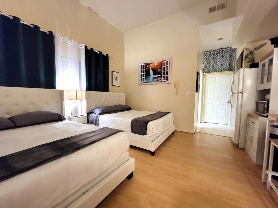 Spacious studio with two queen beds near Beverlywood 5 minutes to Rodeo Drive