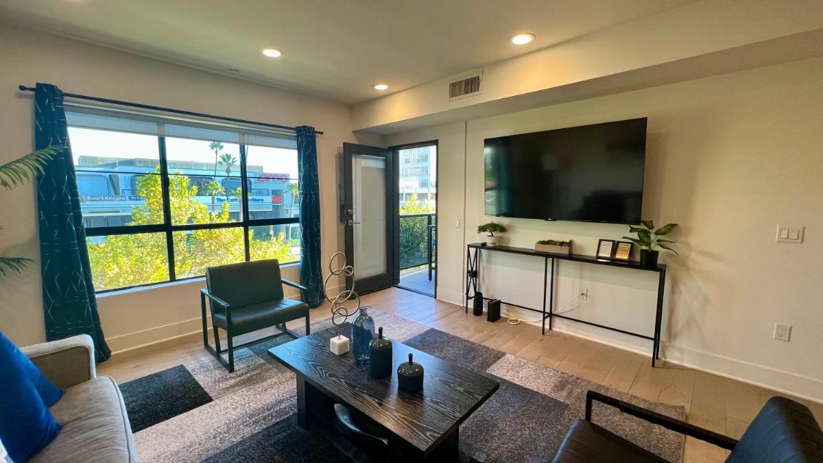 The Century City Cozy 3 Bedroom Apartment with free parking!