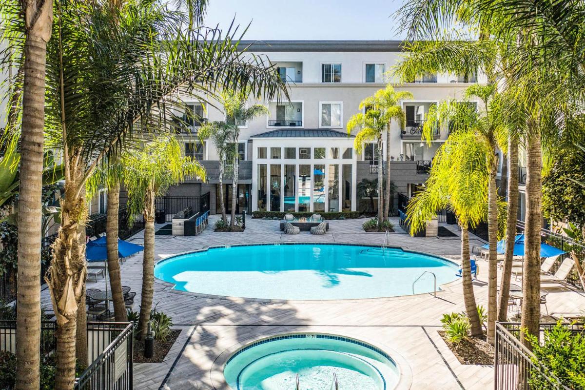 The Electric Blue Abode with a Gorgeous Pool View