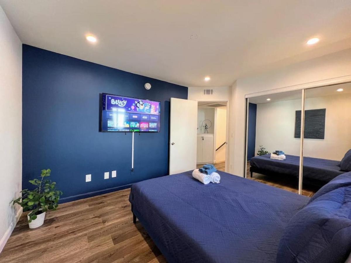 Trendy 2BR Near Hollywood Hotspots – BR9