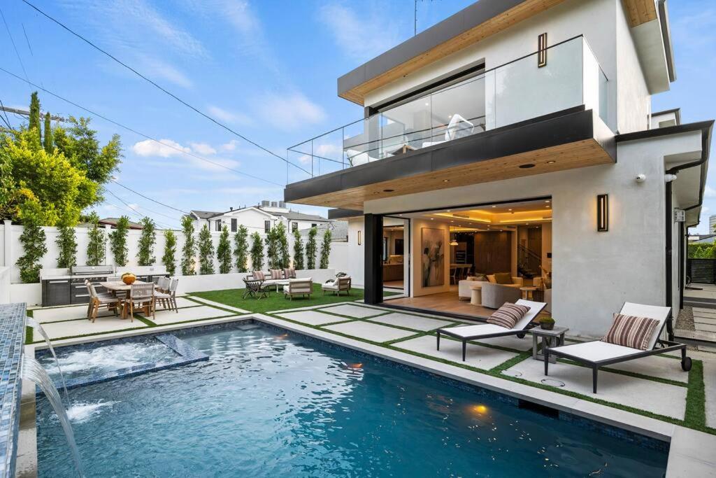 Ultra Luxe Modern Mansion With Roof deck Pool & Spa