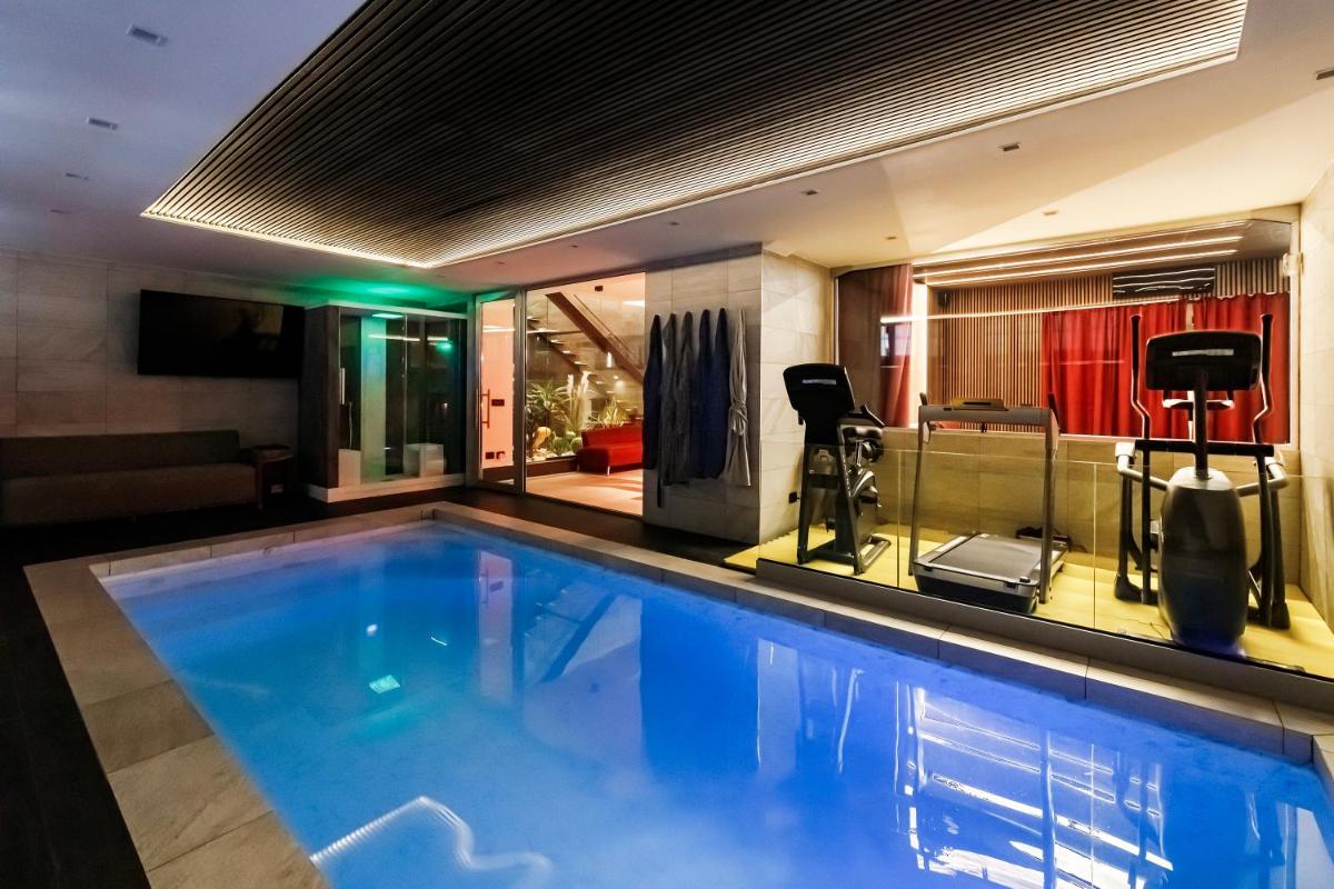 N18 luxury boutique apartment with a private pool & spa