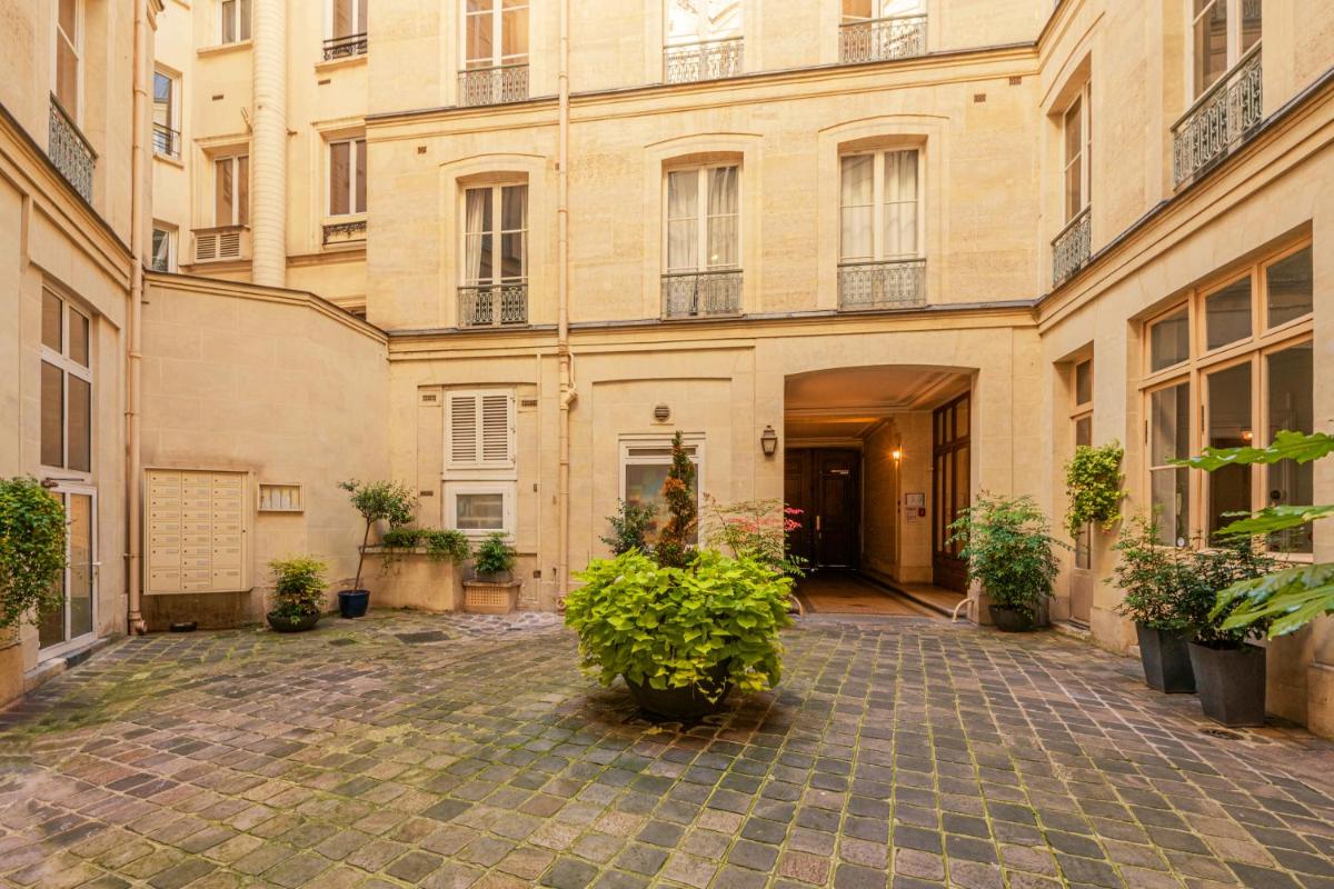 1min Walk From Champs Elysées – Avenue Montaigne – AC – Self-Checkin – Working Desk