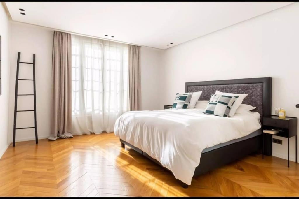 Amazing apartment 2BDR/6PAX next to Champs Elysées