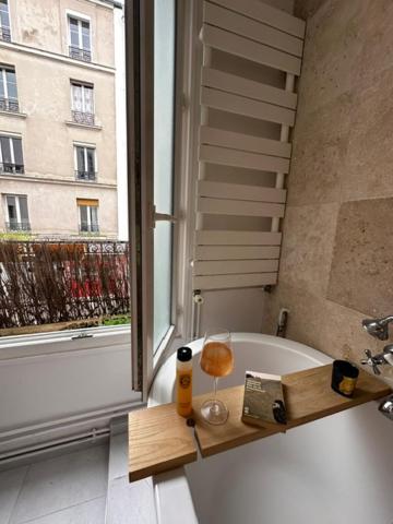 Art House bastille 2 bed apartment w balcony, 11eme super trendy neighbourhood