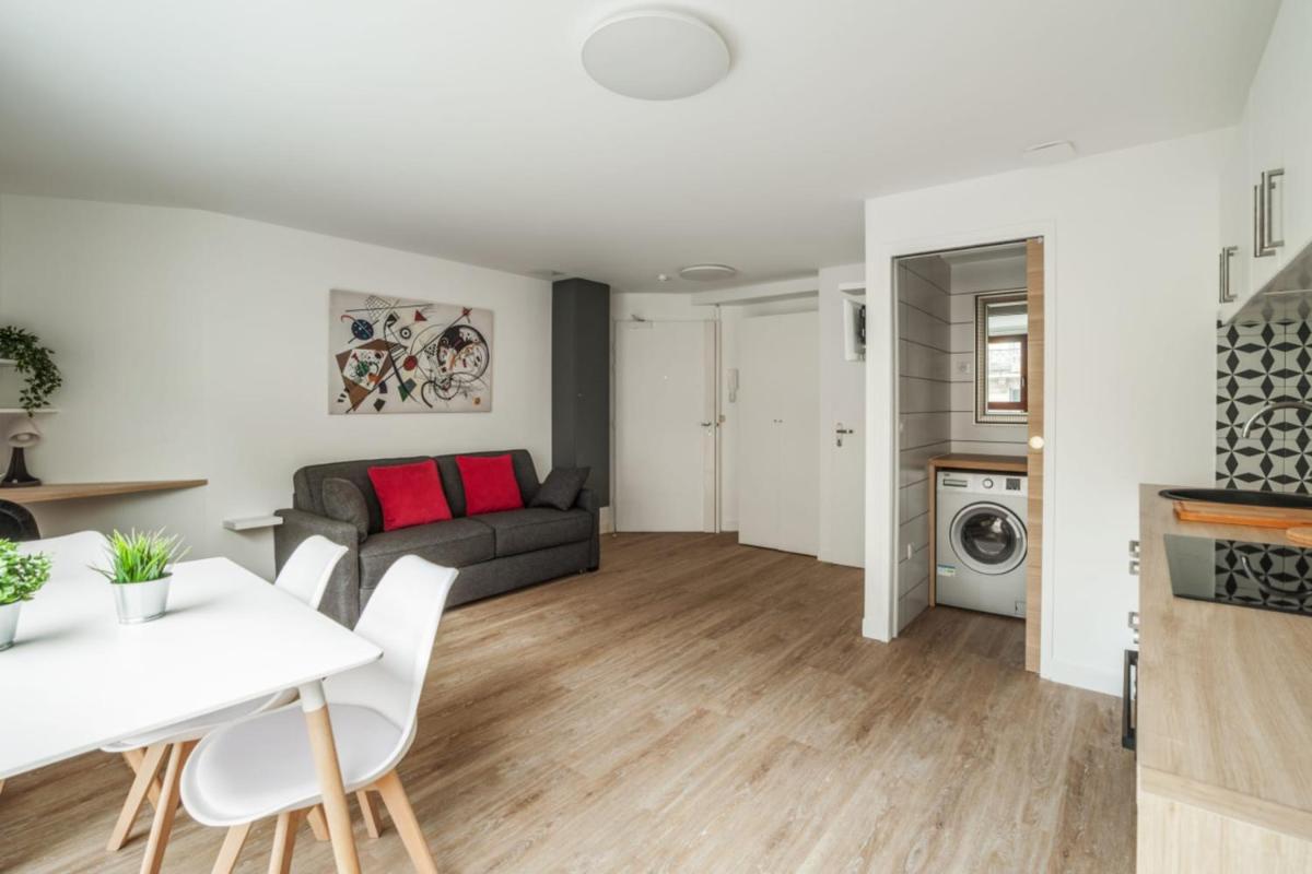 Bright and cosy flat at the heart of Paris in a trendy district – Welkeys