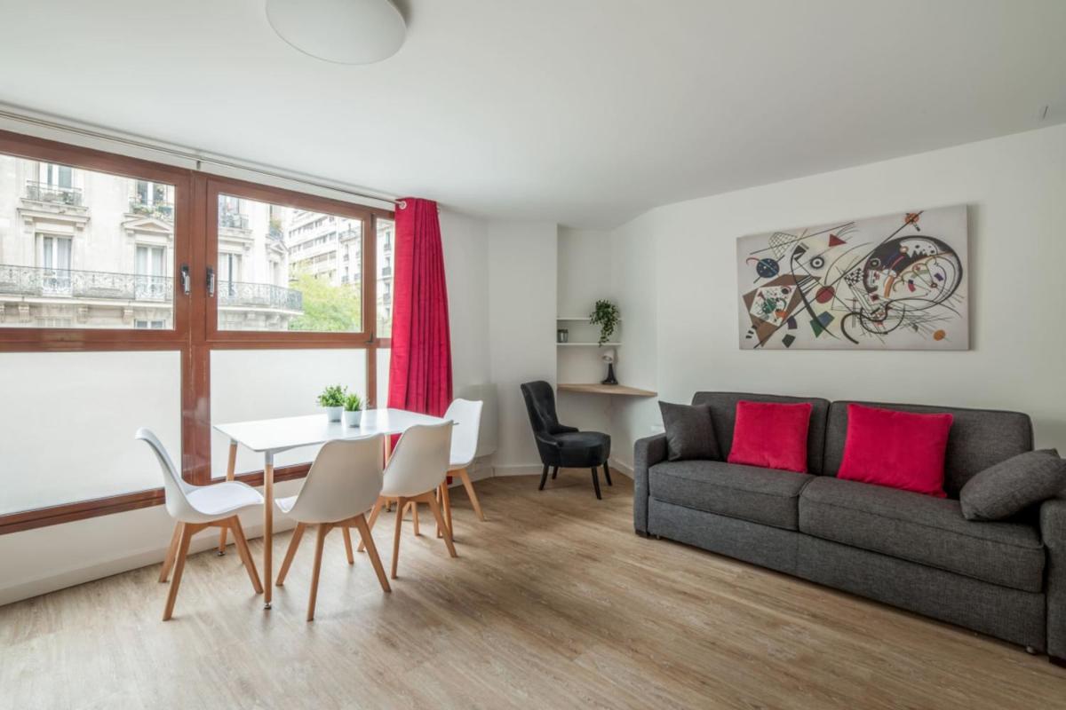 Bright and cosy flat at the heart of Paris in a trendy district – Welkeys