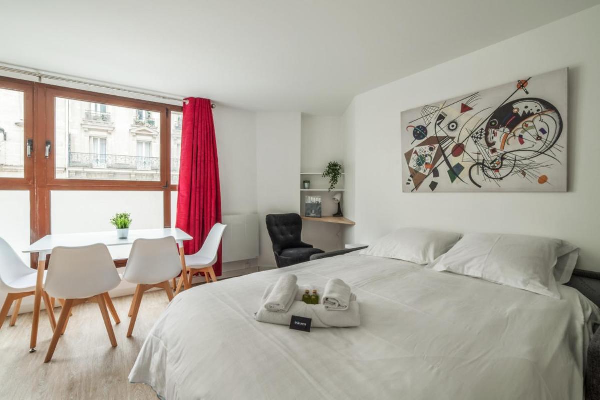 Bright and cosy flat at the heart of Paris in a trendy district – Welkeys