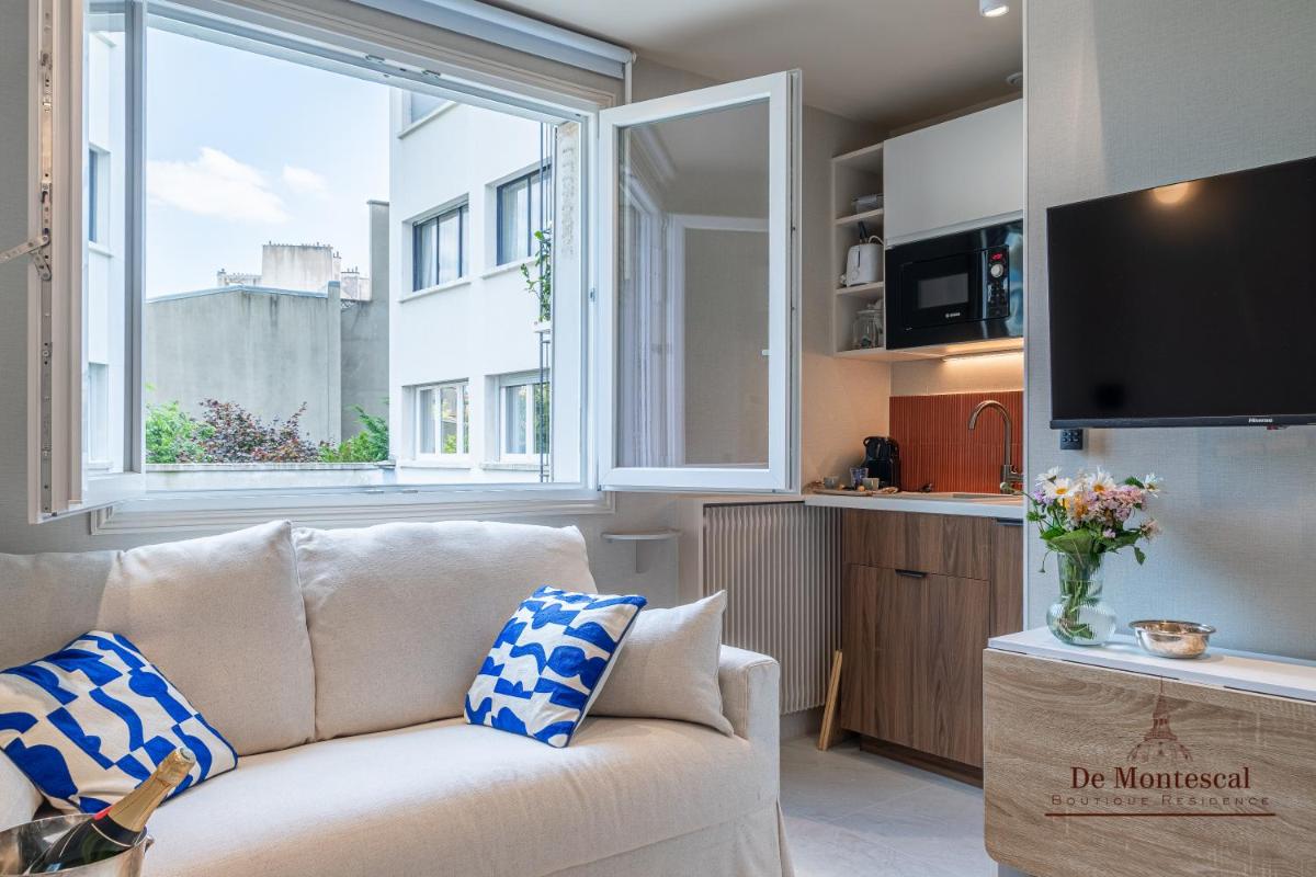 De Montescal- Montparnasse Central with AC Little Studio in a prime location