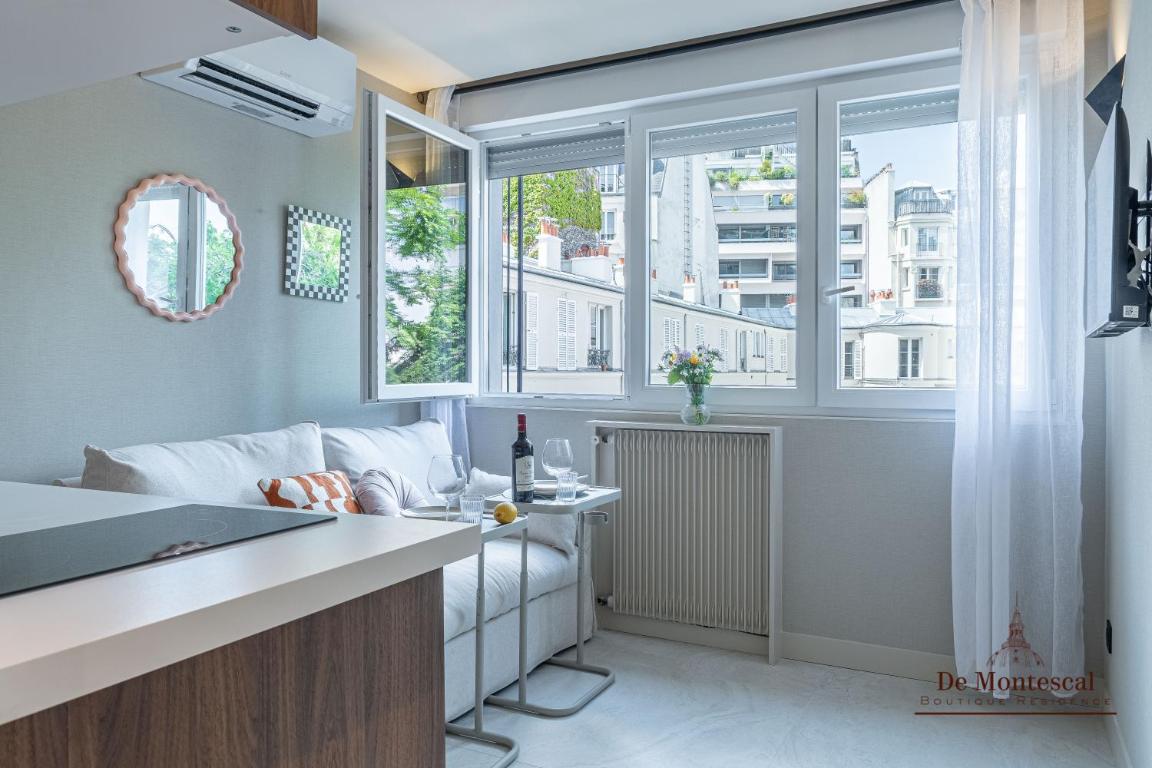 De Montescal- Montparnasse Central with AC Little Studio in a prime location